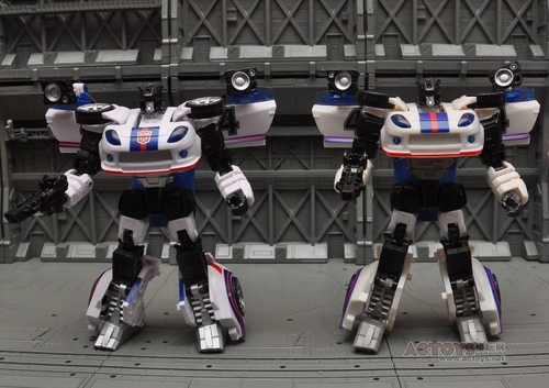 Transformers United Autobot Jazz Vs. Generations Special Ops Jazz